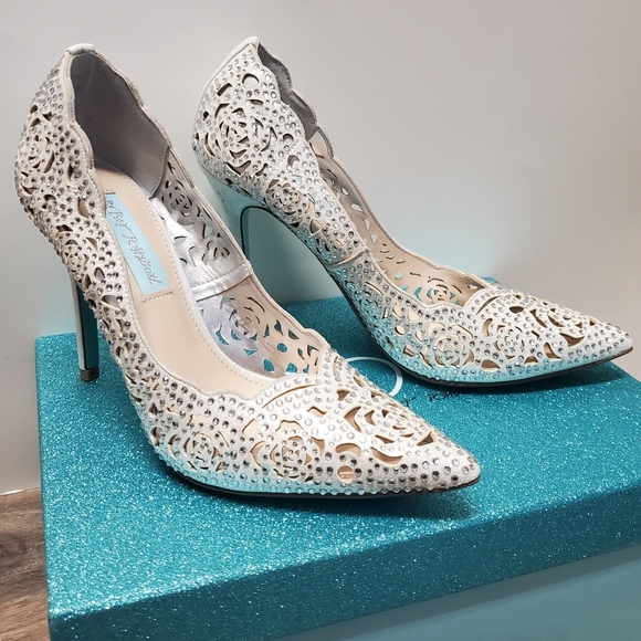 betsey johnson emili pump